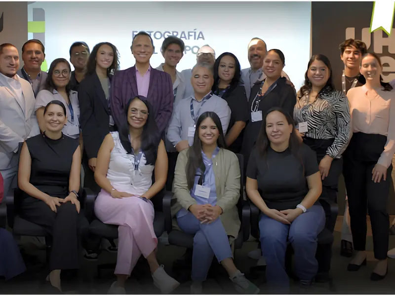 Capacitación en inteligencia artificial de Black Ring Business con un grupo grande