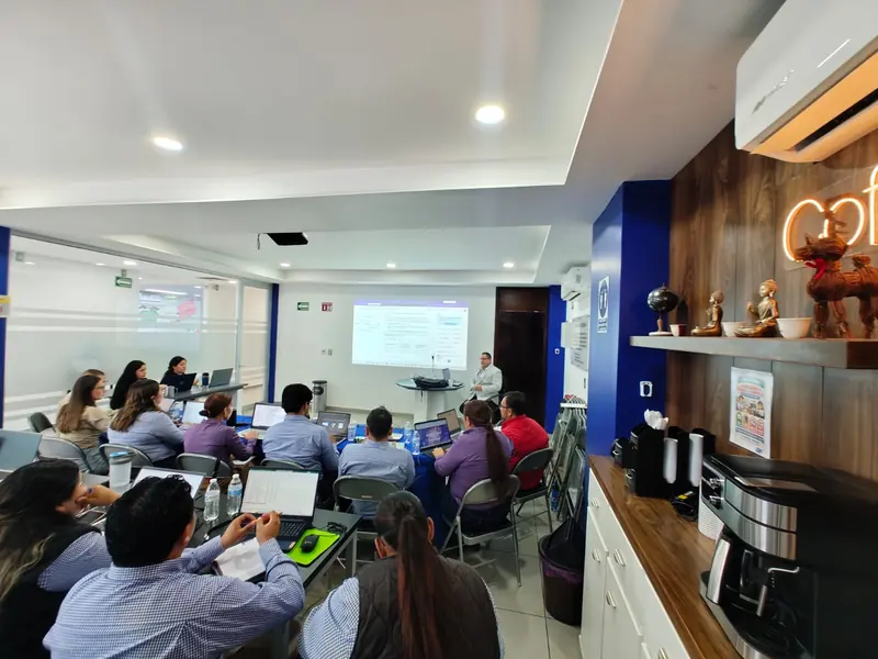 Capacitación en inteligencia artificial de Black Ring Business con un grupo grande