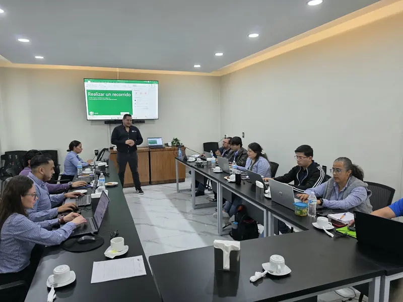 Equipo de área trabajando en una capacitación aplicada de inteligencia artificial
