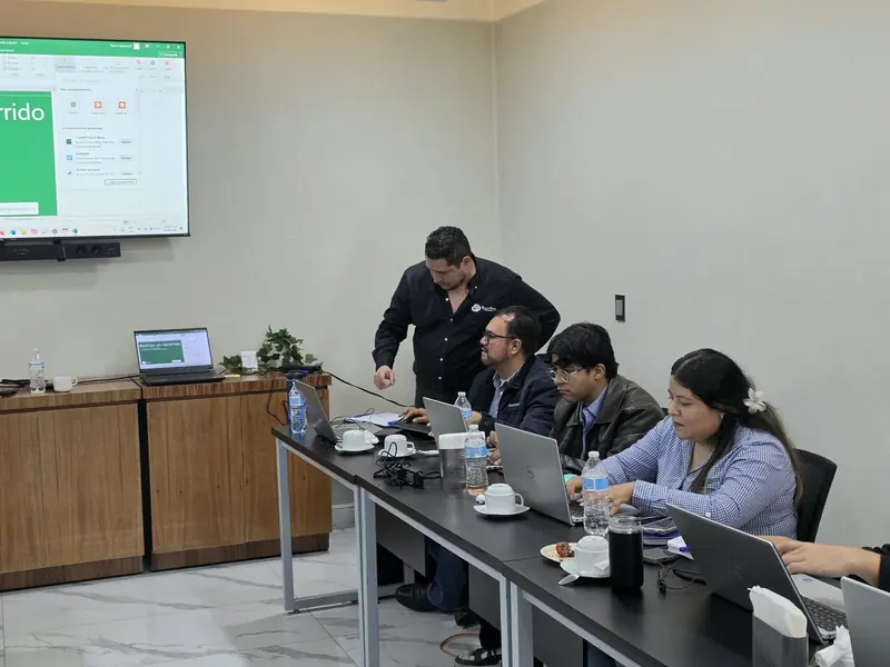 Equipo de área trabajando en una capacitación aplicada de inteligencia artificial