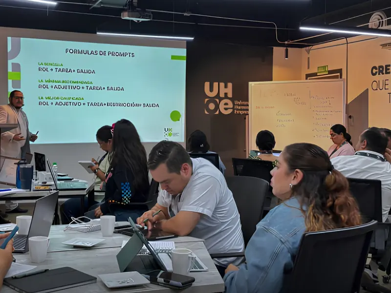 Equipo de área trabajando en una capacitación aplicada de inteligencia artificial