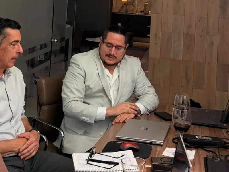 Sesión de trabajo con un equipo directivo sobre inteligencia artificial