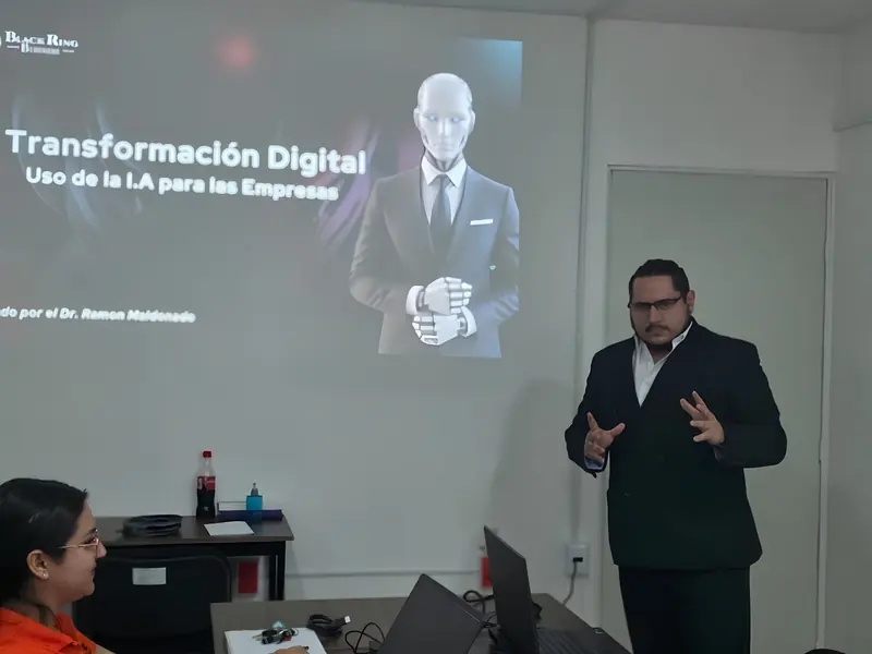 Ramón Maldonado impartiendo una conferencia sobre inteligencia artificial para empresas