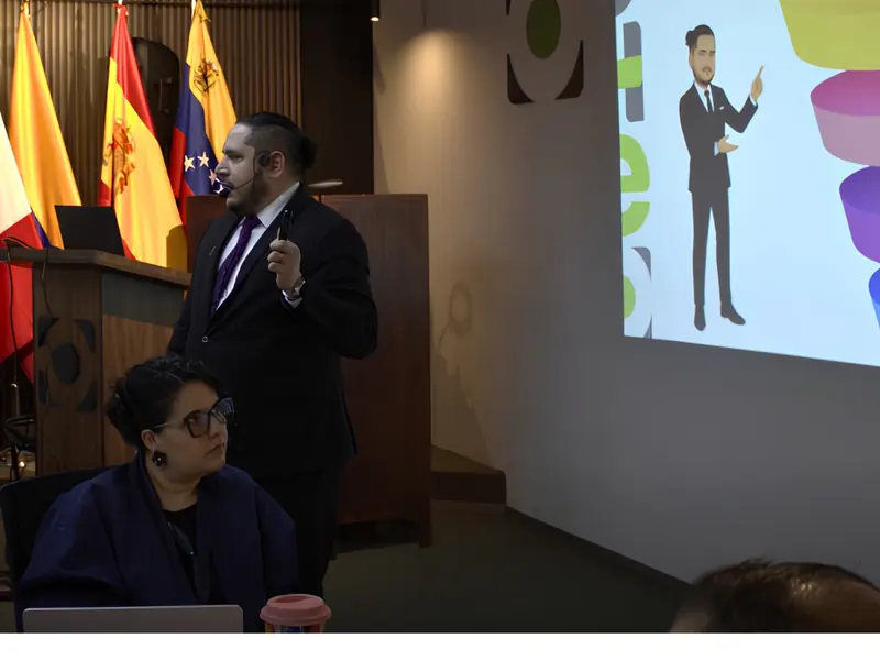 Ramón Maldonado impartiendo una conferencia sobre inteligencia artificial para empresas